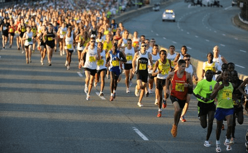 Бегуны на жарком марафоне — погода влияет на темп